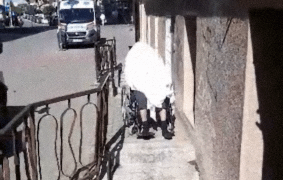 SMRT ISPRED KOVID AMBULANTE! Dok je čekao pomoć preminuo i tako ostavljen na ulici DVA SATA na 35 stepeni! (VIDEO)